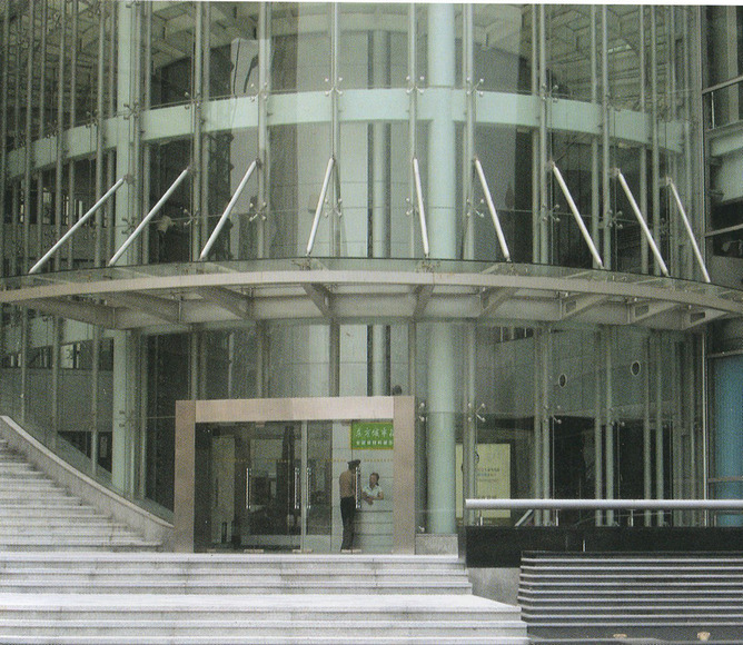 旋轉(zhuǎn)門(mén)與工業(yè)門(mén) 功能、差異與應(yīng)用場(chǎng)景解析