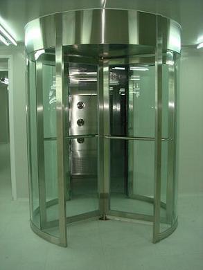 全自動(dòng)旋轉(zhuǎn)門(mén)風(fēng)淋室 引領(lǐng)工業(yè)潔凈新風(fēng)尚